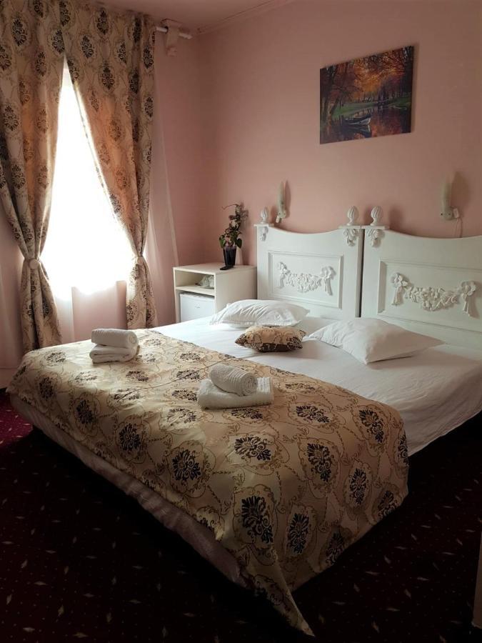 Hotel Darosy Arad Esterno foto