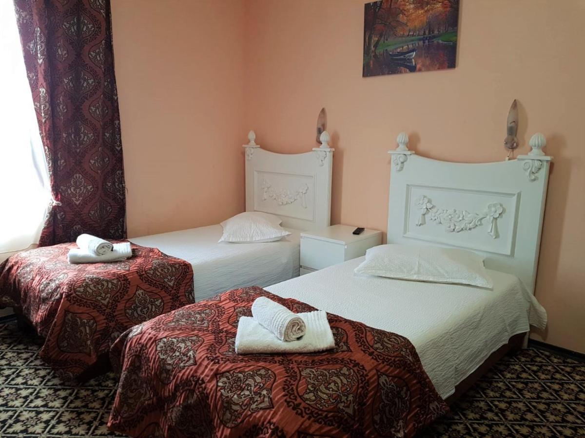 Hotel Darosy Arad Esterno foto